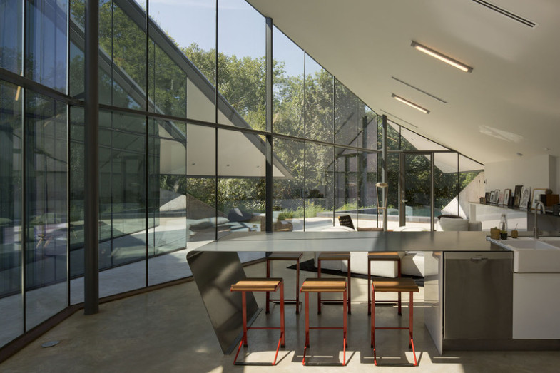angled-roof-modern-kitchen-dinging-pit-house